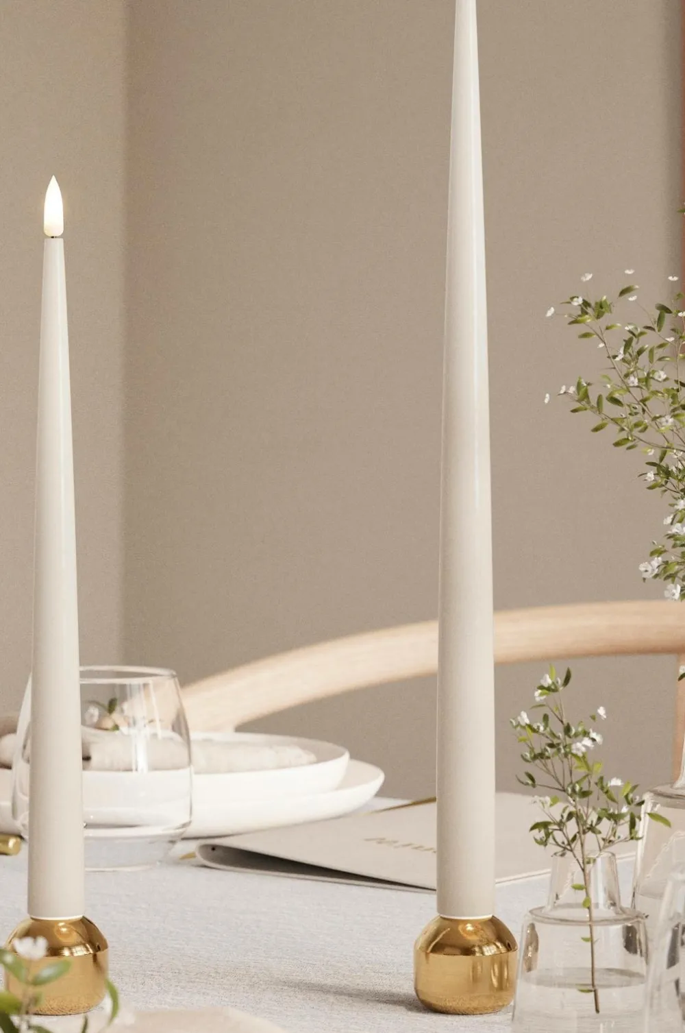 DeluxeHomeart Lys & Duft>LED Taper Candle Shiny 2,2x38 cm 2 stk. Sand