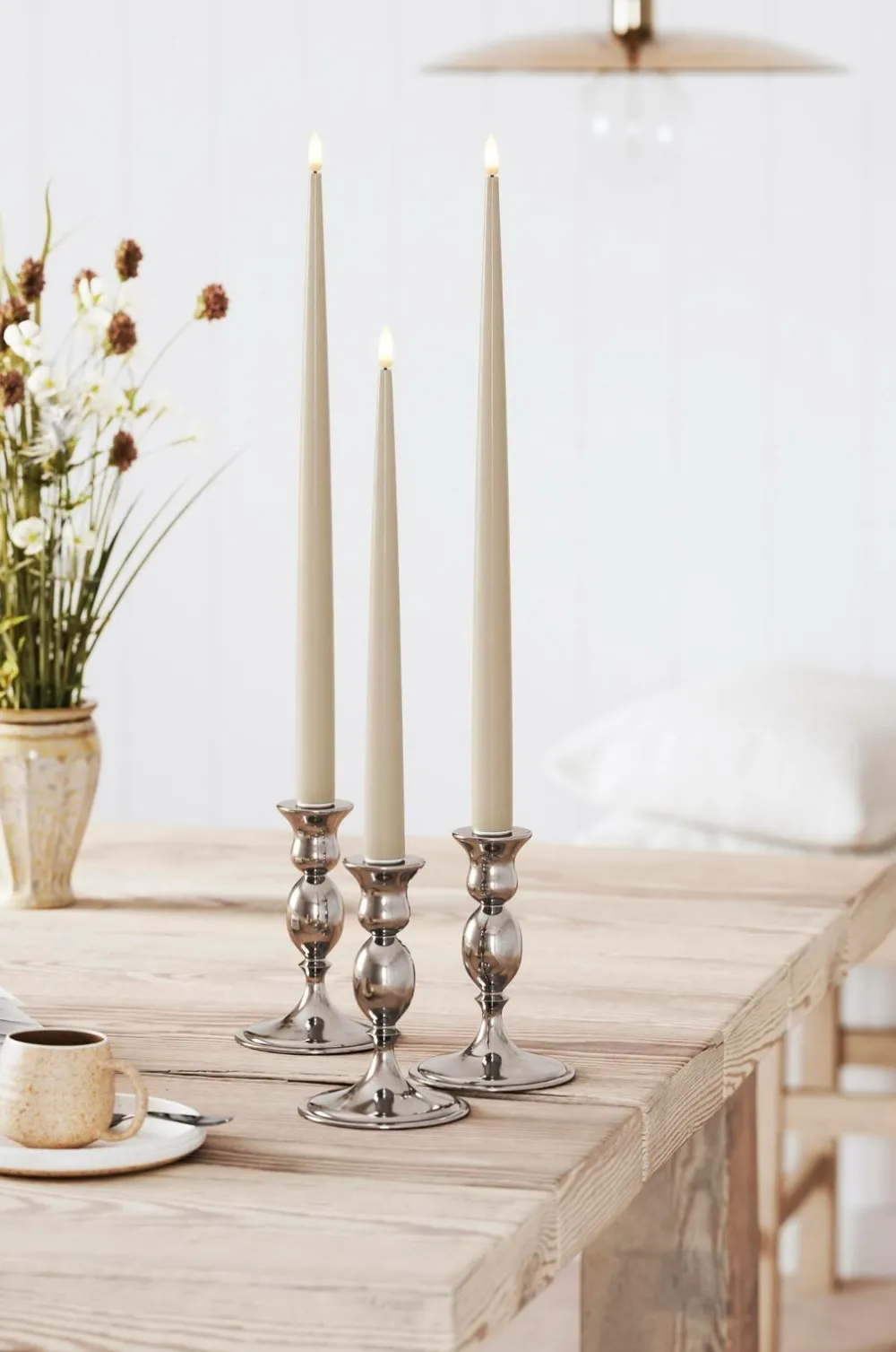 DeluxeHomeart Lys & Duft>LED Taper Candle Shiny 2,2x38 cm 2 stk. Sand
