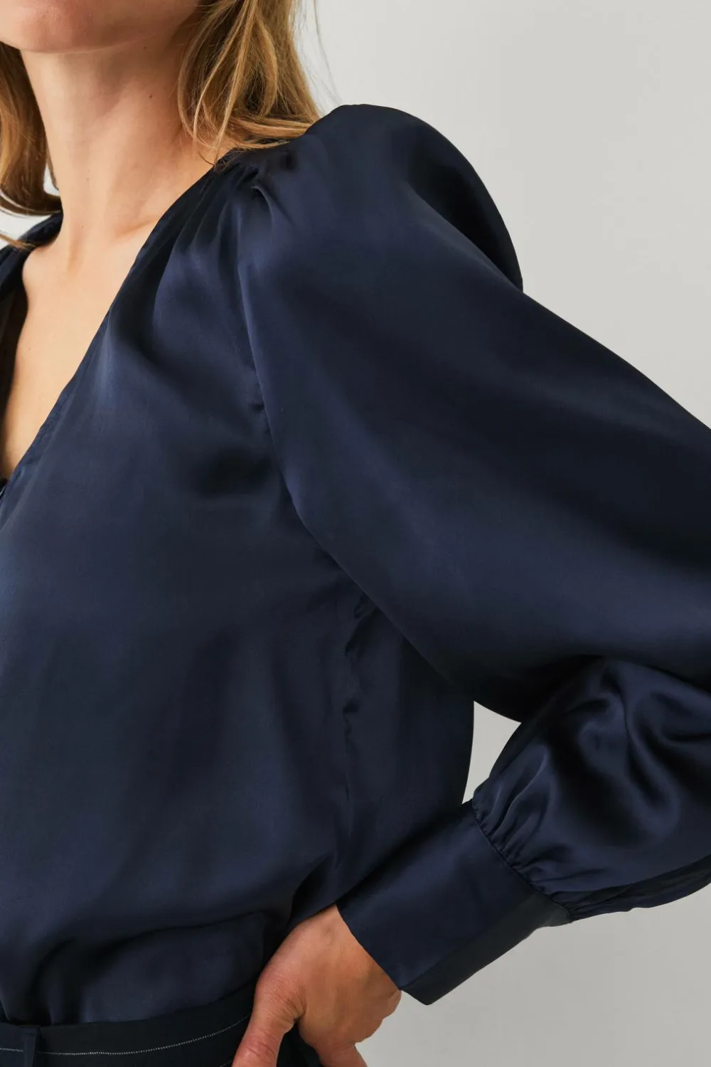 Ellos Collection Bluse i satin Marinblå Online