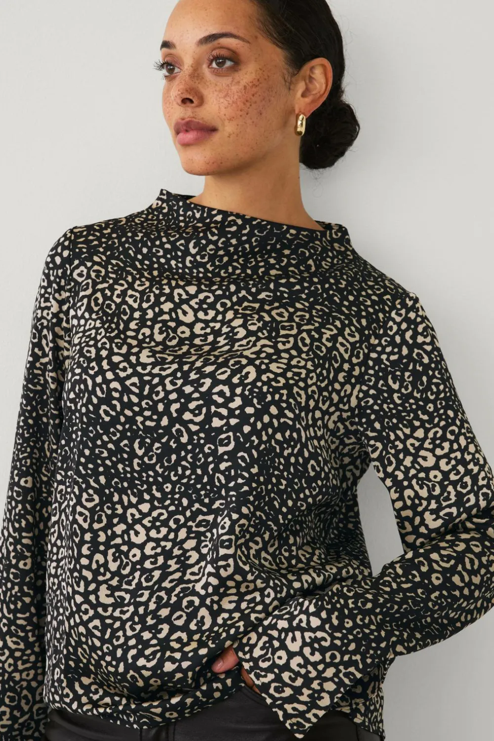 Ellos Collection Bluse i satin Leo AOP New