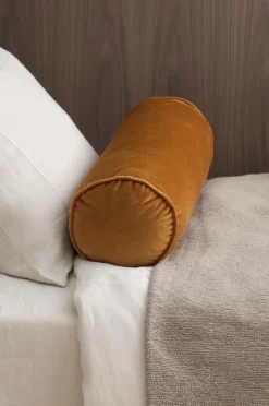 Ellos Home Pølsepude Nora Cylinder i velour Rustbrun New