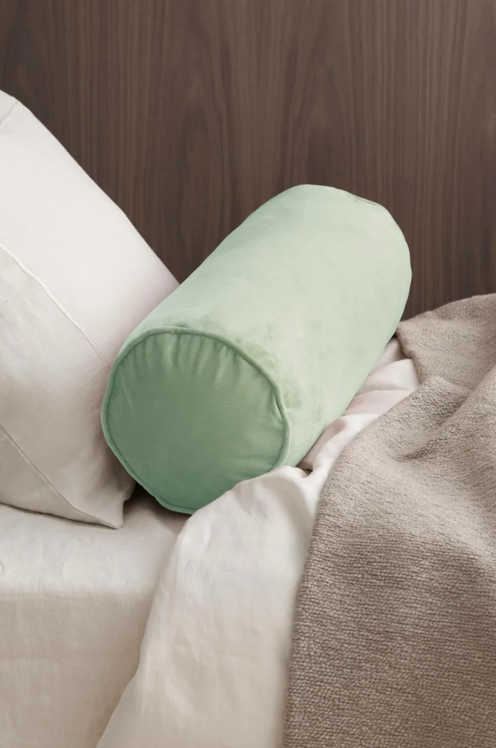 Ellos Home Pølsepude Nora Cylinder i velour Lysegrøn Best