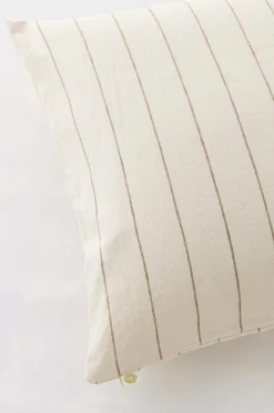 Ellos Home Sengesæt Elly Thin Stripe i genanvendt halvlinned 2 eller 3 stykker Bronzebrun Hot