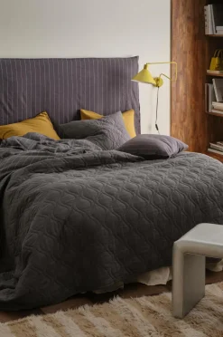 Ellos Sengetæpper>Home Sengetæppe Elly Quilted i genanvendt halvlinned Thundergrey