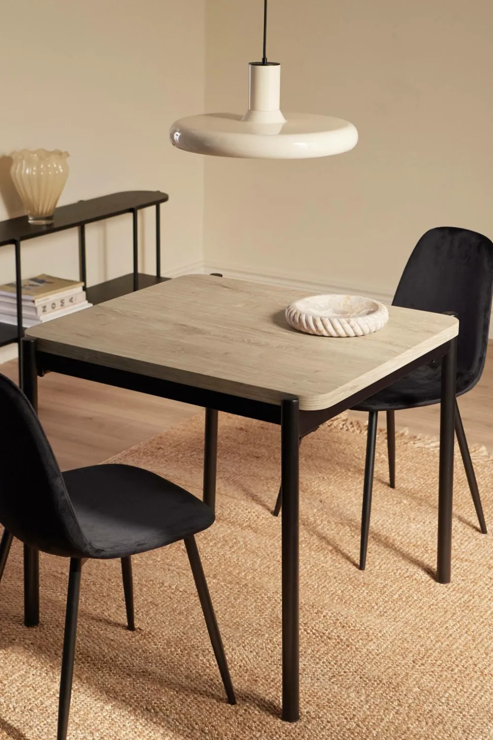 Ellos Home Spisebordssæt Gilda 2 Stolar, 75x85 cm hvidlaseret bord / sorte stole Sale