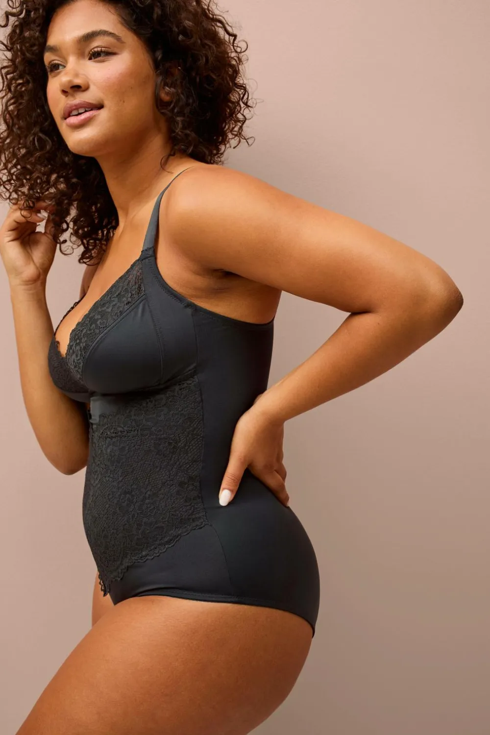 Ellos Shaping>Plus collection Shapingbody med blondedetaljer - medium støtte Sort