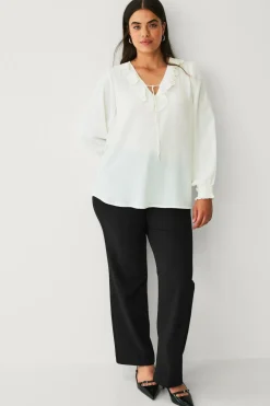 Ellos Skjorter & Bluser>Plus collection Bluse med flæse kremhvid