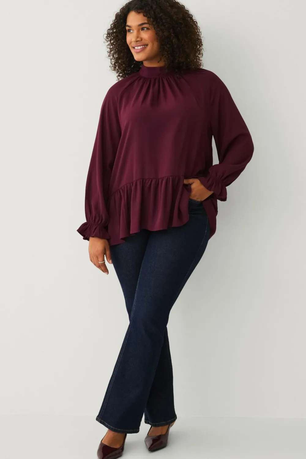 Ellos Skjorter & Bluser>Plus collection Chiffonbluse med flæser vinrød