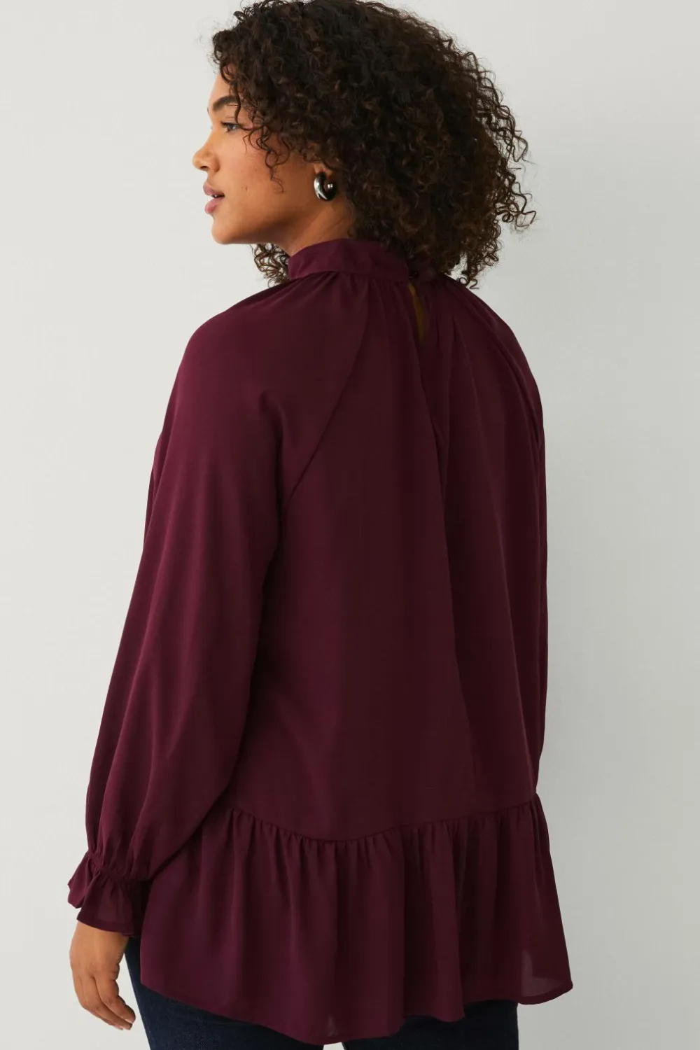 Ellos Skjorter & Bluser>Plus collection Chiffonbluse med flæser vinrød