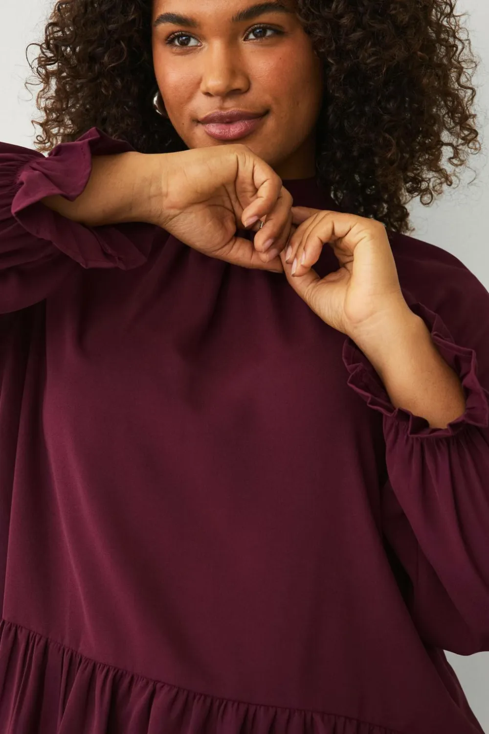 Ellos Skjorter & Bluser>Plus collection Chiffonbluse med flæser vinrød