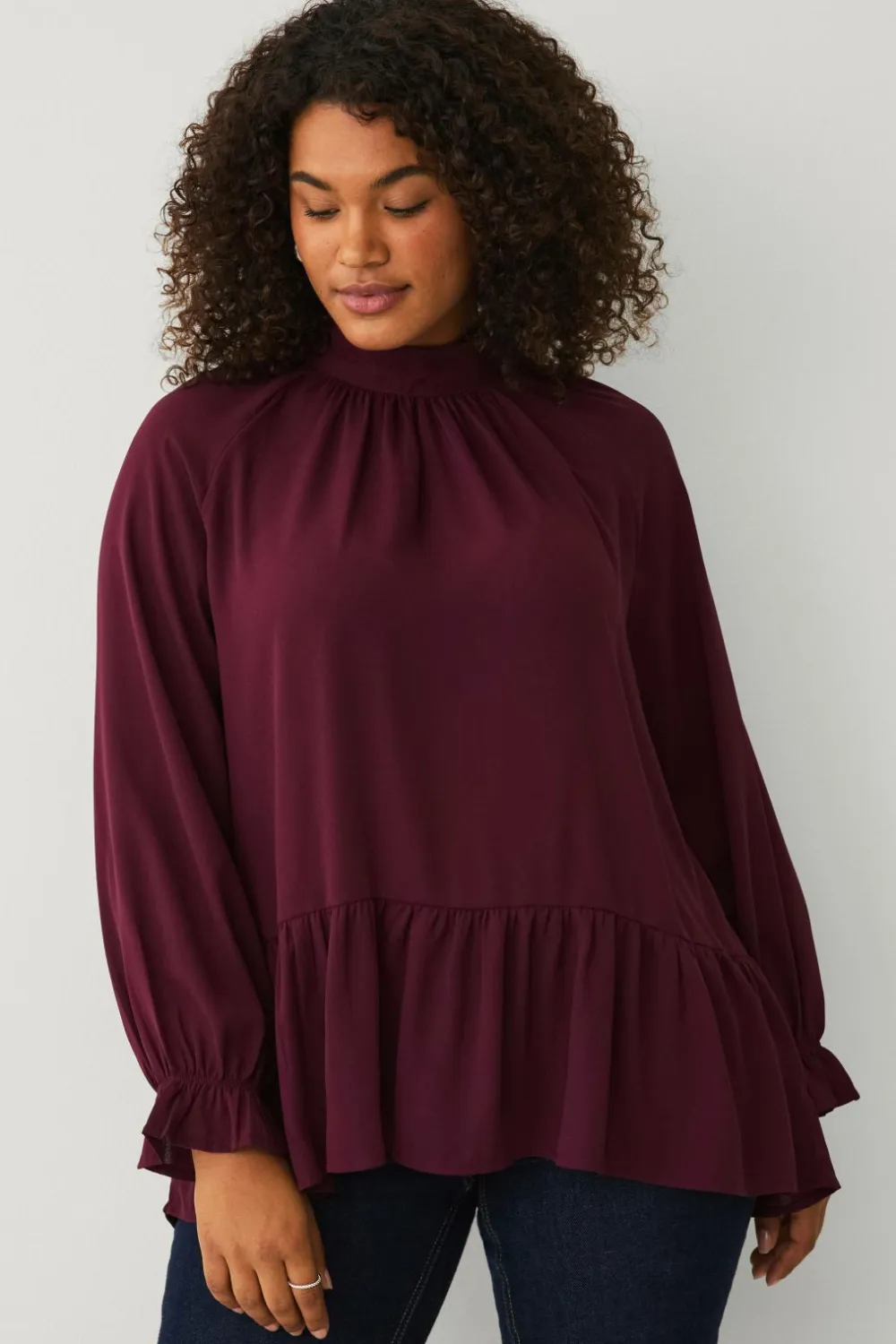 Ellos Skjorter & Bluser>Plus collection Chiffonbluse med flæser vinrød