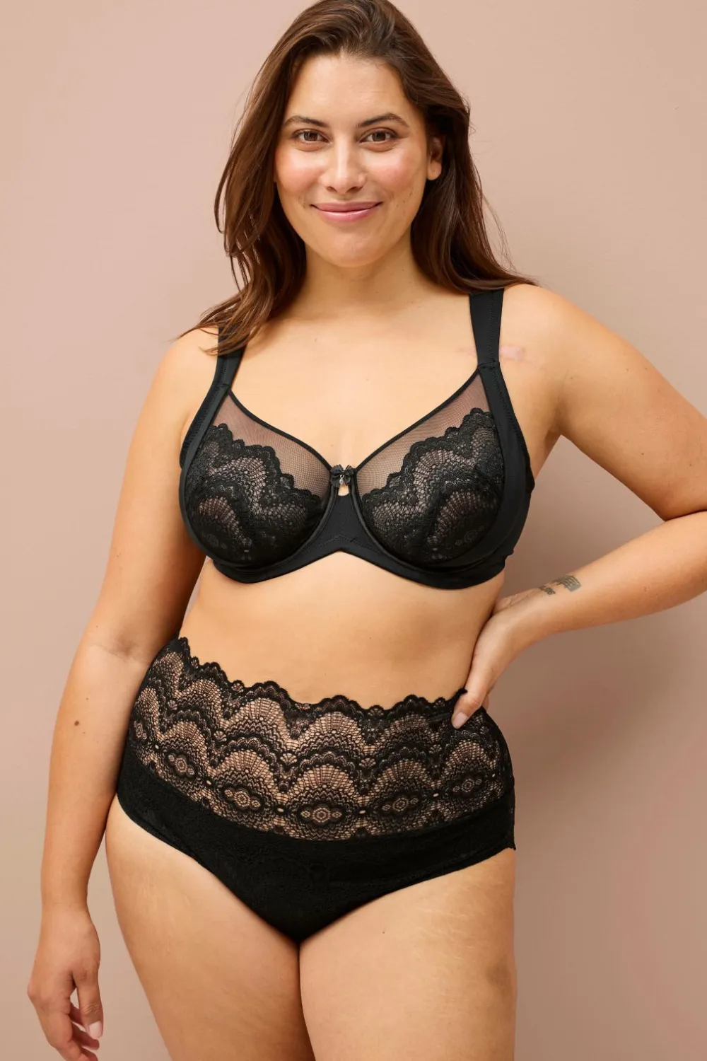 Ellos Plus collection Bh med bøjler med blondedetaljer Sort Outlet