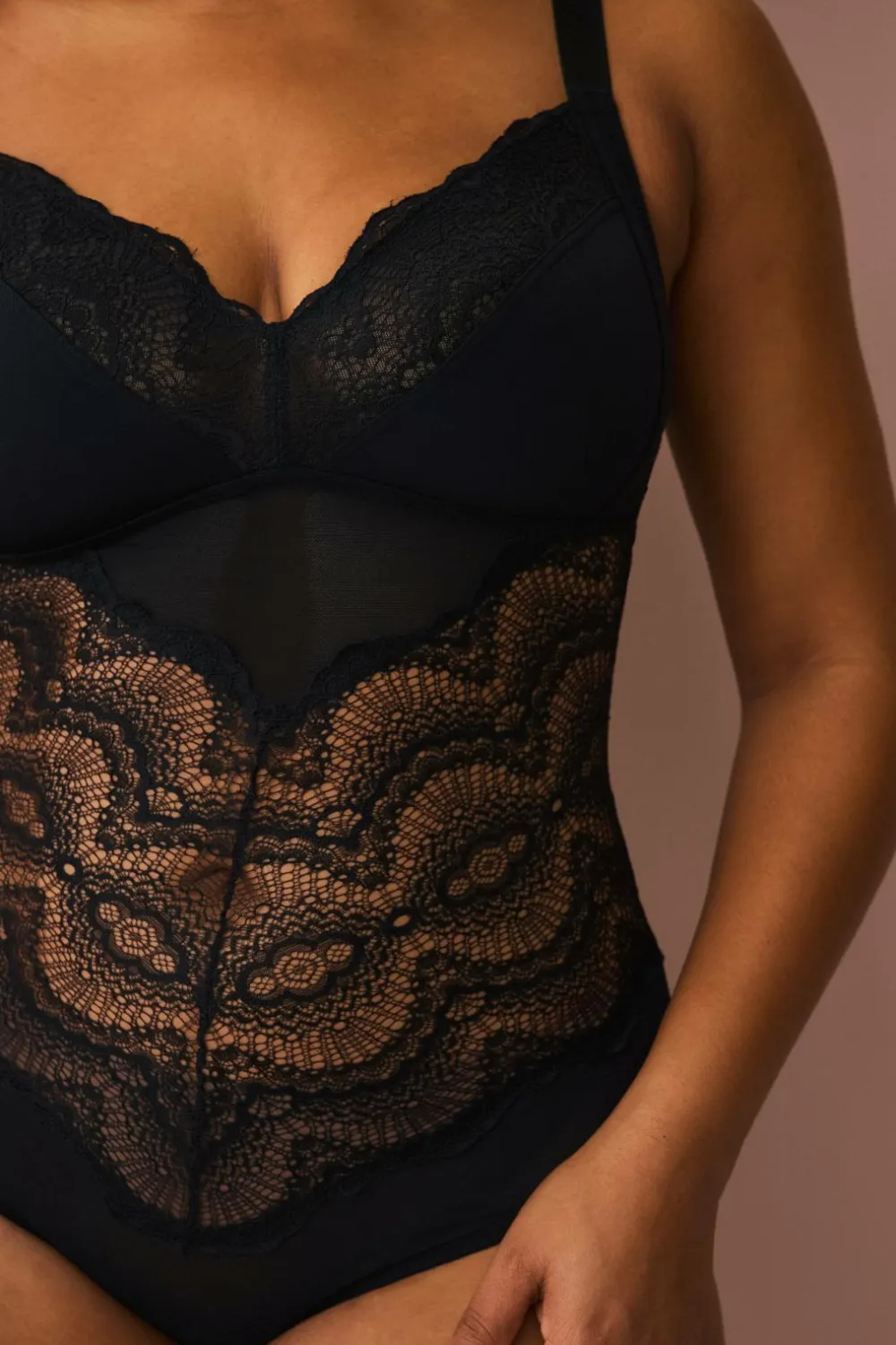 Ellos Shaping>Plus collection Spetsbody - let støtte sort
