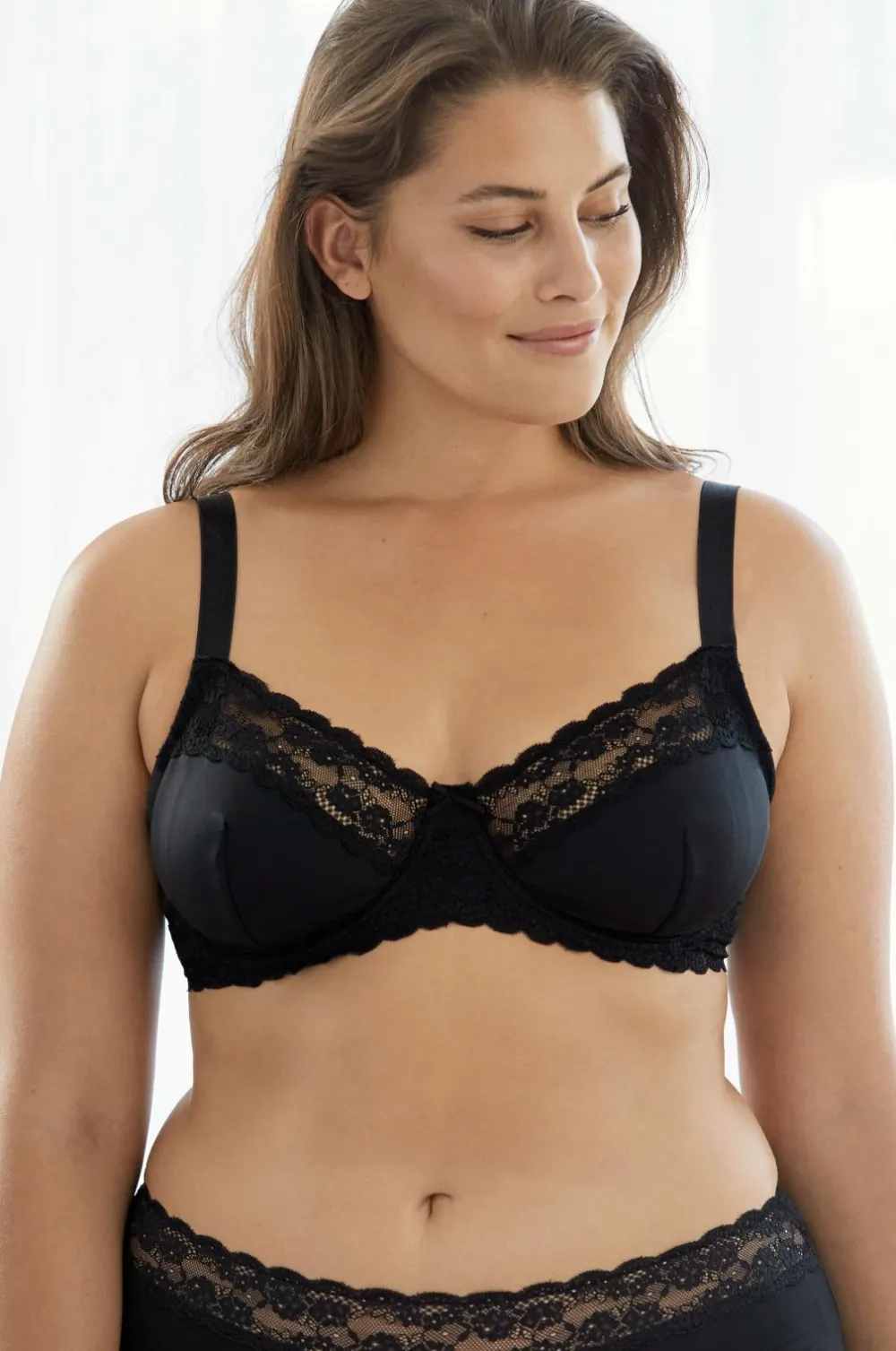 Ellos Plus collection Bøjle-bh med blondebesatte skåle Sort New