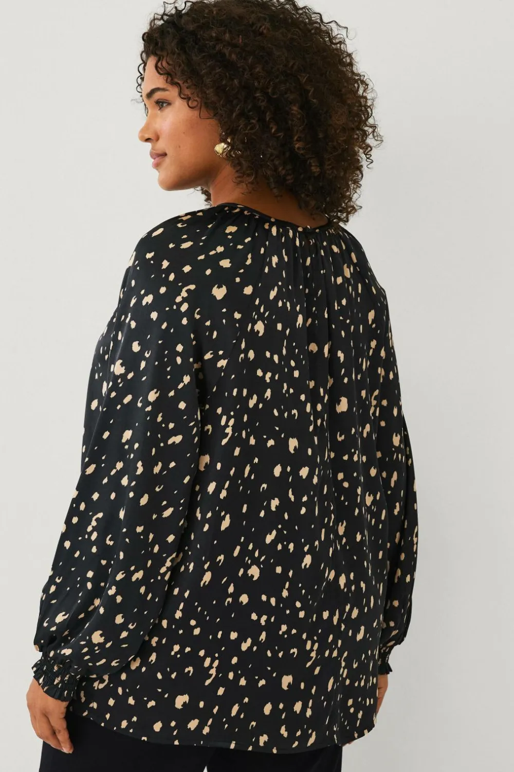Ellos Skjorter & Bluser>Plus collection Bluse i satin sort mønstret