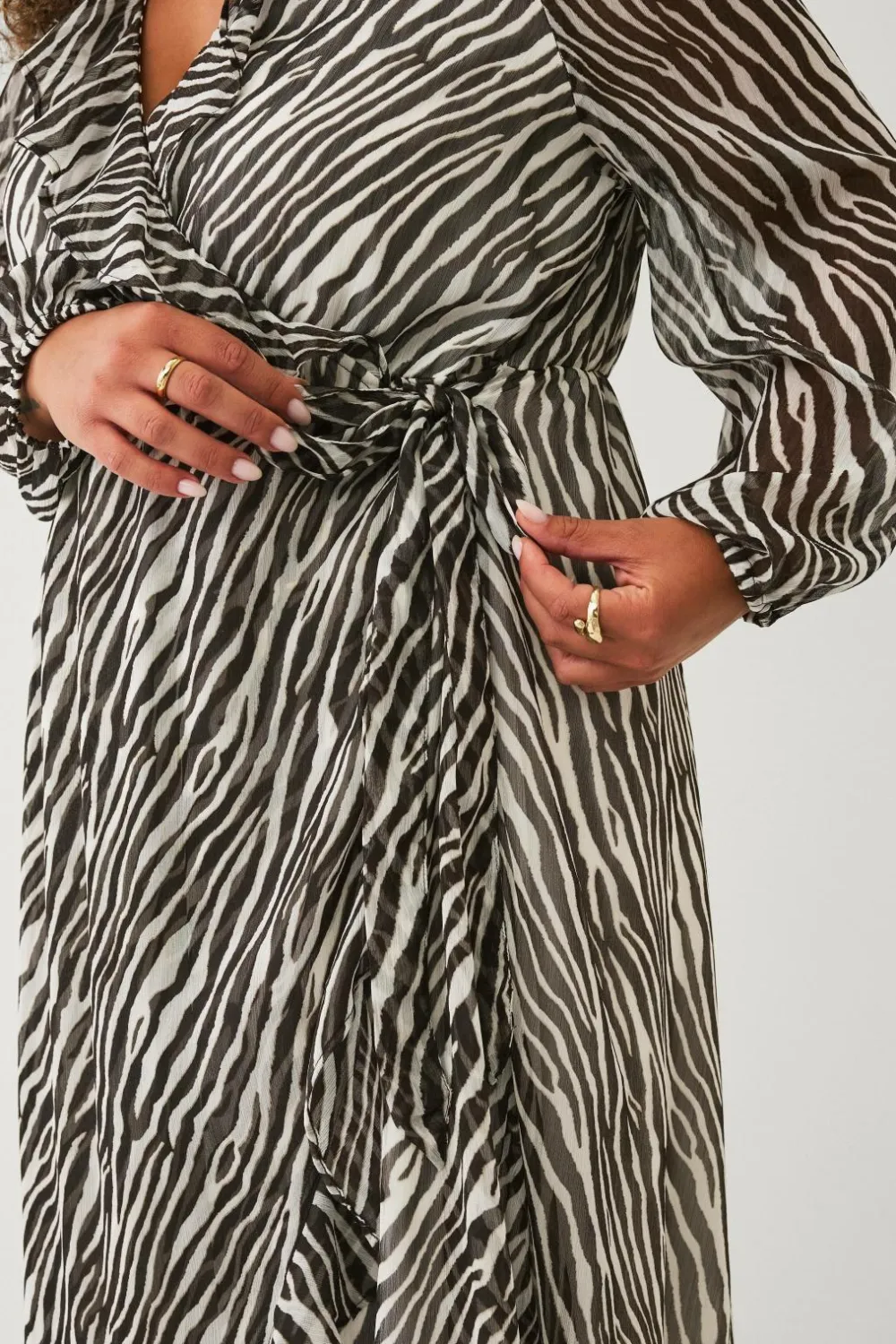 Ellos Plus collection Slå-om kjole med flæser Brun zebra Best