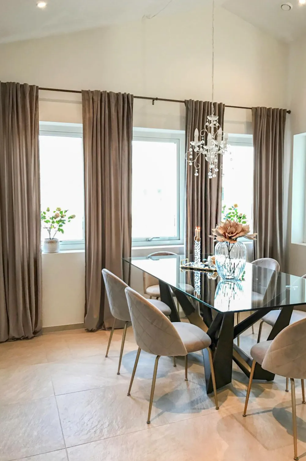 Hasta Velourgardiner>Smuk gardinlængde i velour Beige