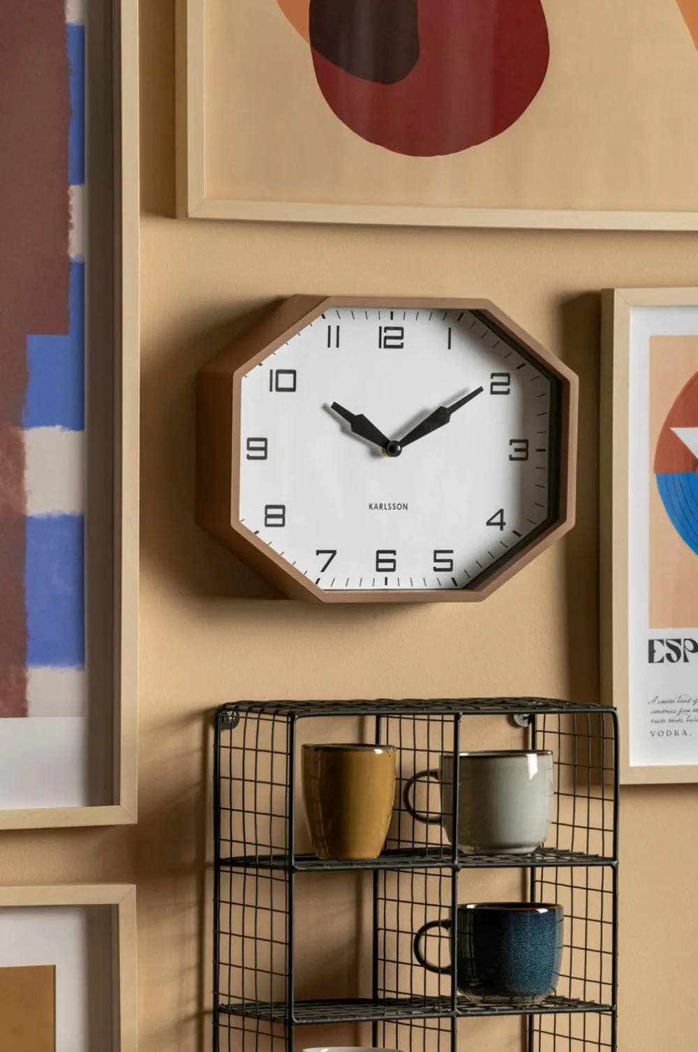 Karlsson Vægure>Vægur Modern Factory Octagon Mokka brun og sort