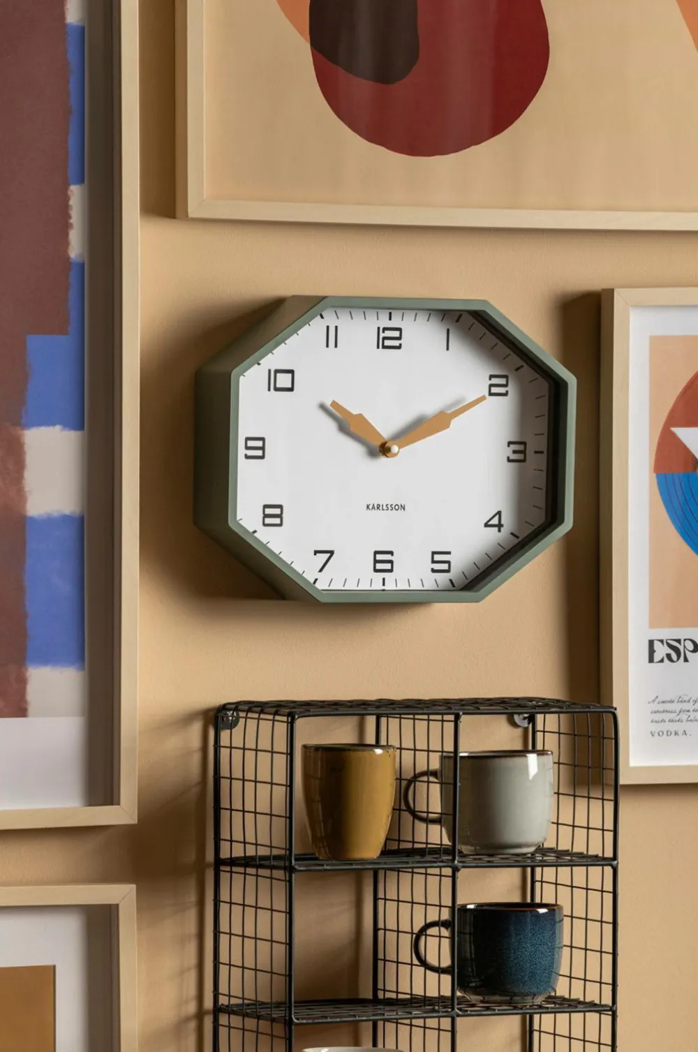 Karlsson Vægur Modern Factory Octagon Junglegrøn og okkergul Outlet