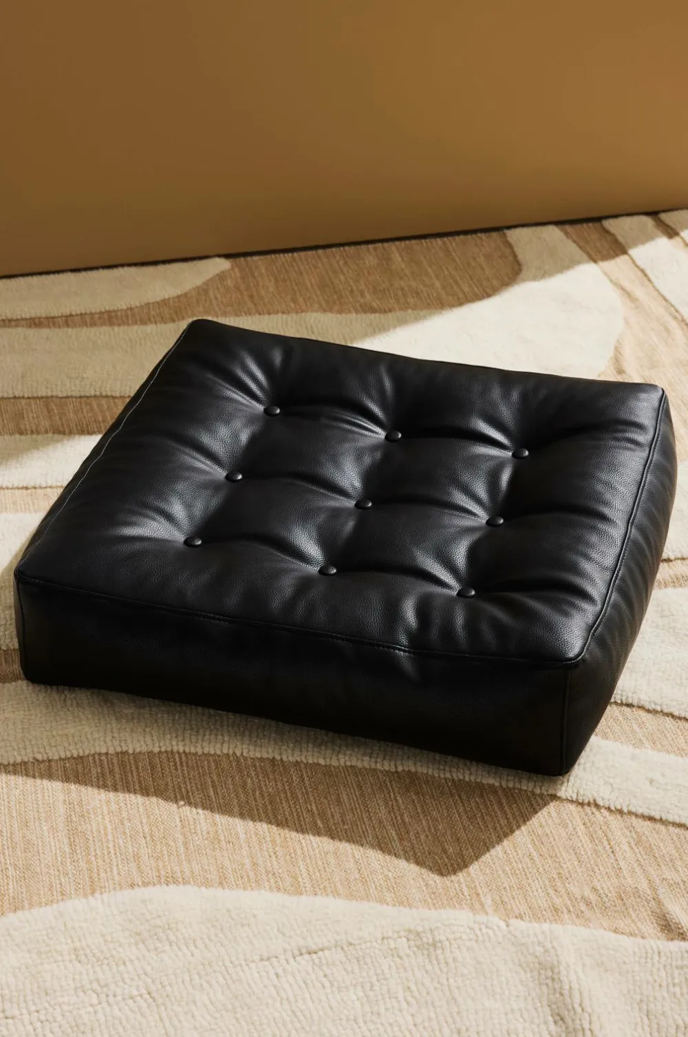 Pastill Puffer & Fodskamler>Luca gulvpude i vegansk læder 64x64x15 cm Sort PU